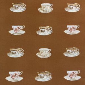 Könnte beinhalten: Ein sich wiederholendes Muster aus Vintage-Teetassen und Untertassen auf braunem Hintergrund. Die Teetassen weisen florale und goldfarbene Verzierungen auf. Das Bild ist ein sich wiederholendes Muster desselben Tassen- und Untertassen-Designs.