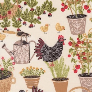 Könnte beinhalten: Ein Stoffmuster mit einer Gartenszene mit Huhn, Küken und verschiedenen Pflanzen. Das Design umfasst eine Gießkanne, Tomatenpflanzen und Topfblumen. Die Farbpalette ist weich, mit Creme-, Grün-, Rot- und Brauntönen.