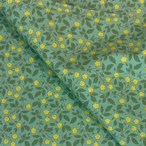 Könnte beinhalten: Ein grüner Stoff mit einem sich wiederholenden Muster aus kleinen gelben Blüten und grünen Blättern.