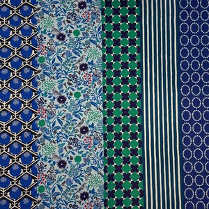 Könnte beinhalten: Ein Stoff mit einem sich wiederholenden Muster aus blauen und grünen geometrischen Formen. Der Stoff besteht aus vier verschiedenen Mustern, jedes mit einem anderen Design. Die Muster sind in vertikalen Streifen angeordnet.