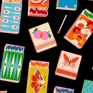 Könnte beinhalten: Ein Muster aus farbenfrohen Streichholzschachteln mit verschiedenen Designs, darunter Löffel, Pfirsiche, Schmetterlinge und abstrakte Figuren, vor einem schwarzen Hintergrund. Die Streichholzschachteln weisen leuchtende Farben wie Pink, Orange, Grün und Blau auf.