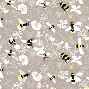 Könnte beinhalten: Stoff mit einem sich wiederholenden Muster aus Bienen und weißen Blumen auf grauem Hintergrund. Die Bienen sind schwarz und gelb, und die Blumen haben ein skizziertes Aussehen. Geeignet für verschiedene Bastelprojekte.