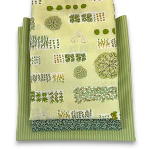 Könnte beinhalten: Ein Stapel Stoffstücke mit verschiedenen grünen Mustern. Die oberste Schicht hat einen hellgelben Hintergrund mit Gartenillustrationen. Darunter befinden sich Stoffe mit grünen Streifen und einem kleinen floralen Design. Ideal zum Quilten oder Basteln.