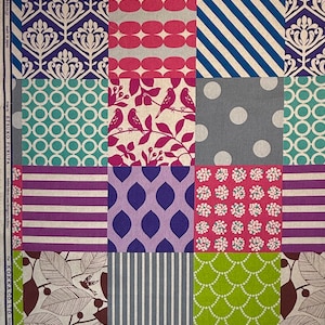 Könnte beinhalten: Ein Patchwork-Stoff mit einer Vielzahl von Mustern und Farben. Das Design umfasst Damast, Streifen, Punkte, Blumenmuster und geometrische Formen in Lila, Rosa, Blau, Grün und Grau. Der Stoff ist mit "KOKKA CO LTD" und "made in Japan" gekennzeichnet.