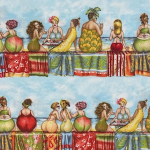 Könnte beinhalten: Ein Stoffdesign mit Cartoonfiguren in Form von Früchten und Gemüse, die sich an einem Strand entspannen. Die Figuren sitzen auf bunten Strandtüchern, mit blauem Himmel und Ozean im Hintergrund. Das Design wiederholt sich über den Stoff.
