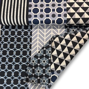 Könnte beinhalten: Ein Stoff mit einem Patchwork aus geometrischen Mustern in Schwarz, Weiß und Blautönen. Die Designs umfassen vertikale Streifen, Achtecke, Dreiecke, ineinandergreifende Kreise, ein Fischgrätenmuster und ein komplexes Gitter aus Rauten und Punkten.