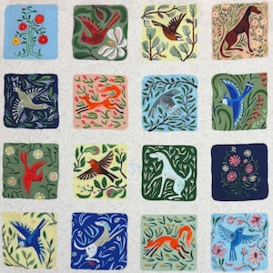 Könnte beinhalten: Eine weiße Keramik-Tasse mit schwarzem Henkel und dem Text "But First, Coffee" in fetter, schwarzer Schrift. Die Tasse steht vor einem verschwommenen Hintergrund, der eine gemütliche Umgebung suggeriert.