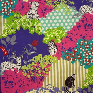Könnte beinhalten: Ein lebendiges Stoffdesign mit einem Geparden, einer Eule, einem Hirsch und einem Lemuren inmitten farbenfrohen Laubs. Das Muster umfasst rosa, grüne und blaue florale Elemente, mit einem lila Hintergrund und einem gestreiften Abschnitt.