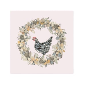 Könnte beinhalten: Aquarellillustration eines Huhns in einem Blumenkranz. Das Huhn ist grau und weiß mit einem roten Kamm. Der Kranz zeigt cremefarbene, gelbe und grüne Blumen vor einem hellrosa Hintergrund. Ein charmantes Design im Landhausstil.
