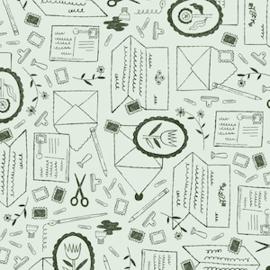 Könnte beinhalten: Ein nahtloses Muster mit handgezeichneten Illustrationen von Postelementen. Umschläge, Postkarten, Briefmarken, Stifte, Scheren und florale Akzente wiederholen sich auf hellgrünem Hintergrund. Das Design hat eine Vintage-Ästhetik.