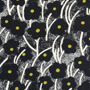 Könnte beinhalten: Schwarz-weißes Stoffmuster mit einem sich wiederholenden Muster aus stilisierten gelben Blumen. Die Blumen sind weiß umrandet und haben einen gelben Mittelpunkt.
