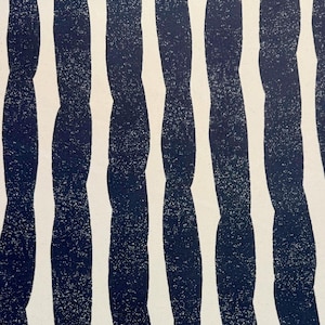 Könnte beinhalten: Abstraktes Muster mit vertikalen, unregelmäßigen marineblauen Streifen auf cremefarbenem Hintergrund. Die Streifen haben ein strukturiertes, gesprenkeltes Aussehen, das einen visuellen Kontrast erzeugt. Das Design ist einfach, aber auffällig.