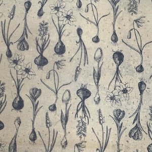 Könnte beinhalten: Ein Stoff mit einem sich wiederholenden Muster aus botanischen Illustrationen in Dunkelblau. Die Zeichnungen zeigen verschiedene Blumen, Zwiebeln und Stiele und erzeugen eine Vintage-Ästhetik. Der Hintergrund ist ein hellbeige, strukturierter Stoff.