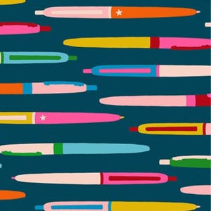 Könnte beinhalten: Ein Muster aus bunten Stiften in verschiedenen Rosa-, Gelb-, Orange-, Grün- und Blautönen auf einem dunkelblauen Hintergrund. Einige Stifte haben Sterndetails. Die Stifte sind in einem verstreuten, sich wiederholenden Design angeordnet.