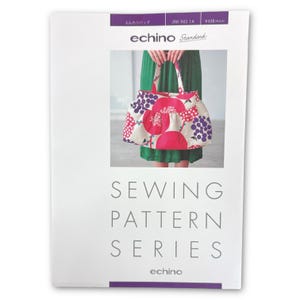 Könnte beinhalten: Ein weißer Umschlag der Näh-Musterserie mit einer bunten Tragetasche mit einem floralen Design in Rosa, Lila und Weiß. Der Text "SEWING PATTERN SERIES" ist in Grau gedruckt. Der Markenname "echino" ist ebenfalls sichtbar.