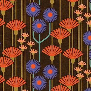 Könnte beinhalten: Ein sich wiederholendes Muster aus stilisierten Blumen in Orange, Blau und Pfirsich vor einem dunkelbraunen Hintergrund. Das Design umfasst fächerförmige und kreisförmige Blumenformen mit vertikalen Streifen und einem türkisfarbenen, astähnlichen Element.