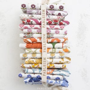 Könnte beinhalten: Eine weiße Keramik-Tasse mit schwarzem Henkel und dem Text "But First, Coffee" in fetter, schwarzer Schrift. Die Tasse steht vor einem verschwommenen Hintergrund, der eine gemütliche Umgebung andeutet.