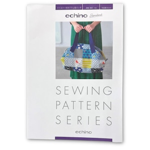 Könnte beinhalten: Ein Cover einer Näh-Anleitungsserie mit einer Reisetasche im Patchwork-Design mit blauen Griffen. Die Tasche hat eine Vielzahl von bunten Stoffmustern. Der Text "SEWING PATTERN SERIES" wird unter dem Bild angezeigt, mit dem Markennamen "echino" unten.