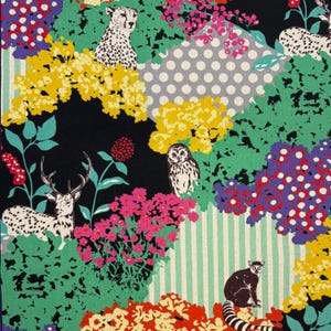 Könnte beinhalten: Ein farbenfrohes Stoffmuster mit einem Geparden, einem Hirsch, einer Eule und einem Lemuren inmitten lebendiger Blumen und Blätter. Das Muster umfasst gelbe, rosa und violette Blüten, vor einem schwarzen Hintergrund mit grün-weißen Streifen. Das Design hat ein skurriles, von der Natur inspiriertes Thema.
