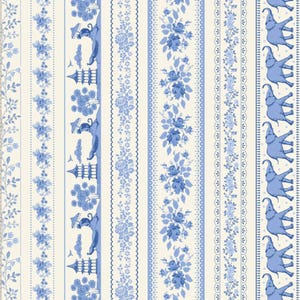 Könnte beinhalten: Ein sich wiederholendes Muster mit vertikalen Streifen in Creme und Blau. Das Design umfasst Blumenarrangements, Elefanten-Silhouetten und Pagoden-Illustrationen. Die Gesamtästhetik erinnert an klassischen Toile-Stoff.