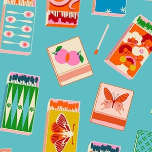 Könnte beinhalten: Ein Muster aus farbenfrohen Streichholzschachteln mit verschiedenen Designs, darunter Löffel, Pfirsiche und Schmetterlinge, auf hellblauem Hintergrund. Die Streichholzschachteln weisen leuchtende Farben wie Orange, Rosa, Grün und Gelb auf.