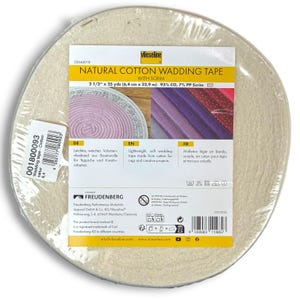 Könnte beinhalten: Eine Rolle Natur-Baumwollwatteband mit Scrim. Das Etikett lautet "NATURAL COTTON WADDING TAPE" und enthält Maße von 6,4 cm x 22,9 m. Das Produkt besteht aus 93 % Baumwolle und 7 % PP-Scrim.