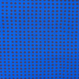 Könnte beinhalten: Ein leuchtend blauer Hintergrund mit einem sich wiederholenden Muster aus kleinen, gleichmäßig verteilten dunkelbraunen Kreisen. Der Kontrast zwischen dem leuchtenden Blau und dem Dunkelbraun erzeugt ein visuell auffälliges und modernes Design.