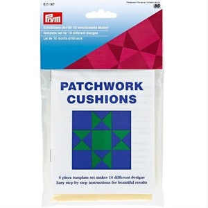 Könnte beinhalten: Eine Packung mit einem Patchwork-Kissen-Schablonen-Set. Die Packung ist weiß mit blauem und grünem Text, der "PATCHWORK CUSHIONS" lautet. Die Packung enthält ein 6-teiliges Schablonen-Set, mit dem 10 verschiedene Designs erstellt werden können. Die Packung enthält außerdem einfache Schritt-für-Schritt-Anleitungen für schöne Ergebnisse.