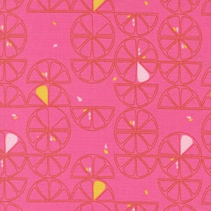 Könnte beinhalten: Ein leuchtend rosa Stoff mit einem sich wiederholenden Muster aus orangefarbenen und gelben Zitrusfruchtscheiben. Das Design umfasst orangefarbene Umrisse und kleine weiße und gelbe Akzente, die eine fröhliche und sommerliche Ästhetik schaffen.