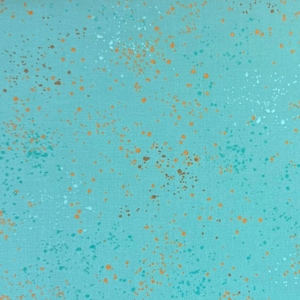 Könnte beinhalten: Nahaufnahme eines türkisfarbenen Stoffes mit einem gesprenkelten Muster. Das Muster umfasst kleine Spritzer aus orangefarbenen, braunen, weißen und türkisfarbenen Punkten. Der Stoff hat ein leicht strukturiertes Aussehen.