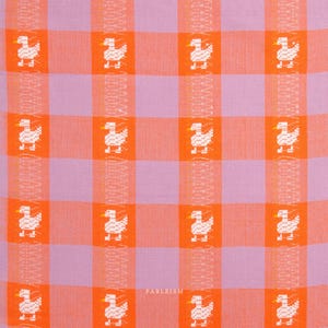 Könnte beinhalten: Ein gewebter Stoff mit einem sich wiederholenden Karomuster in Orange- und Hellvioletttönen. Das Design enthält kleine weiße Entenmotive mit gelben Schnäbeln, die in den orangefarbenen Quadraten zentriert sind. Das Wort FABLEISM ist weiß gedruckt.