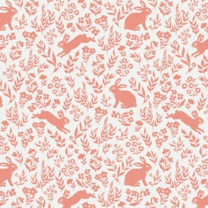 Könnte beinhalten: Ein sich wiederholendes Muster mit korallenfarbenen Kaninchen und floralen Elementen auf cremefarbenem Hintergrund. Das Design zeigt Hasen in verschiedenen Posen, durchsetzt mit stilisierten Blumen und Blättern, was eine skurrile, frühlingshafte Ästhetik erzeugt.