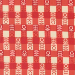 Könnte beinhalten: Ein sich wiederholendes Muster aus rot- und cremefarbenen Quadraten mit stilisierten floralen Motiven. Die Blumen sind weiß mit roten Zentren, und die Blätter sind dunkelrot. Das Gesamtdesign erinnert an eine Vintage-Tischdecke.