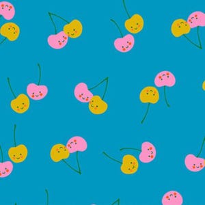Könnte beinhalten: Ein sich wiederholendes Muster aus Cartoon-Kirschen auf einem leuchtend blauen Hintergrund. Die Kirschen sind paarweise angeordnet, mit einer rosa und einer gelben Kirsche, jeweils mit einem lächelnden Gesicht. Grüne Stiele vervollständigen das Design.