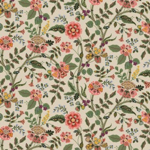 Könnte beinhalten: Ein sich wiederholendes Blumenmuster mit rosa, pfirsichfarbenen und gelben Blüten, grünen Blättern und Stielen auf cremefarbenem Hintergrund. Das Design hat einen Vintage- und botanischen Look mit komplizierten Details.
