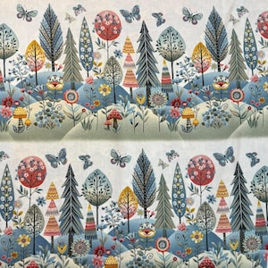 Könnte beinhalten: Ein Stoffdruck mit einer sich wiederholenden Waldlandschaft mit stilisierten Nadelbäumen, Laubbäumen und Pilzen. Die Szene enthält bunte Blumen, Schmetterlinge und sanfte Hügel in Blau-, Grün-, Rot- und Gelbtönen auf einem weißen Hintergrund.