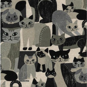 Könnte beinhalten: Ein Stoffmuster mit einer wiederkehrenden Illustration von Katzen in verschiedenen Posen und Größen. Das Design verwendet eine monochrome Farbpalette aus Schwarz, Grau und Off-White und zeigt mehrere Katzengestalten mit unterschiedlichen Gesichtsausdrücken.