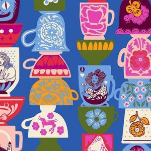 Könnte beinhalten: Ein lebendiges Muster aus gestapelten Teetassen in verschiedenen Farben, darunter Blau, Rosa, Gelb und Grün, vor einem einfarbigen blauen Hintergrund. Jede Tasse weist einzigartige Blumen-, geometrische und Charakterdesigns auf. Die Teetassen sind in einem sich wiederholenden Muster angeordnet, wodurch ein skurriles und dekoratives Design entsteht.