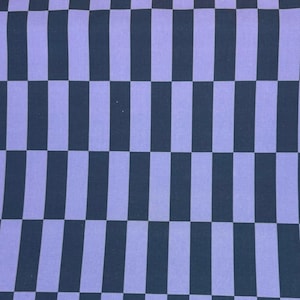 Könnte beinhalten: Nahaufnahme eines Stoffes mit Schachbrettmuster. Das Design zeigt abwechselnd vertikale Rechtecke in Dunkelmarineblau und Helllavendel. Der Stoff hat eine glatte Textur und ein sich wiederholendes geometrisches Design.