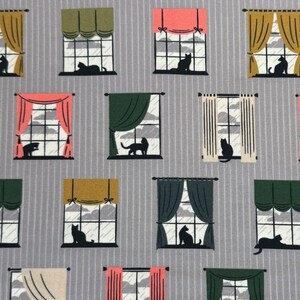 Könnte beinhalten: Ein sich wiederholendes Muster von Fenstern mit Katzen auf grauem Hintergrund. Jedes Fenster hat einen unterschiedlich farbigen Vorhang, darunter Koralle, Grün und Gold. Die Katzen sind schwarz und in verschiedenen Posen.