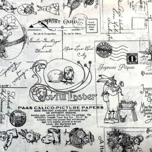Könnte beinhalten: Weißer Stoff mit einem schwarzen Ostermotiv. Das Design umfasst Vintage-Postkarten, Eier, Küken, Kaninchen und Text wie "Joyeuses Pâques". Der Stoff zeigt auch den Text "PAAS CALICO-PICTURE PAPERS".