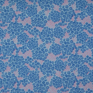 Könnte beinhalten: Ein Stoff mit einem sich wiederholenden Muster aus blauen Blumenclustern und rosa Tupfen auf hellblauem Hintergrund. Die Blumencluster sind dicht gepackt und erzeugen ein strukturiertes Aussehen. Das Design ist symmetrisch und optisch ansprechend.