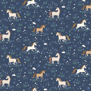 Könnte beinhalten: Ein nahtloses Muster mit weißen und braunen Einhörnern mit goldenen Hörnern und Hufen auf einem dunkelblauen Hintergrund. Die Einhörner sind von weißen und blauen Blumen und kleinen weißen Kaninchen umgeben.