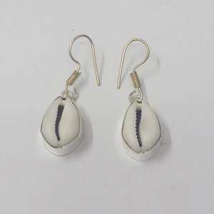 Pendientes de concha de cauri / Pendientes colgantes bohemios de plata / Joyería playera hecha a mano / Regalo de concha natural para ella / Pendientes costeros de verano