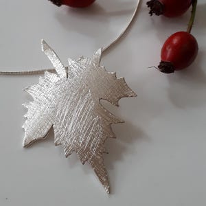 Schönes großes Ahornblatt aus Silber, Ahornblatt als Kettenanhänger, Ahornblatt Anhänger .925/00 Silber , handgearbeitet, Einzelstück