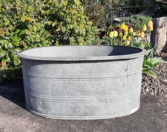 RARE! antique medium-sized tub*bathtub*zinc tub*antique wash tub...antique zinc ware