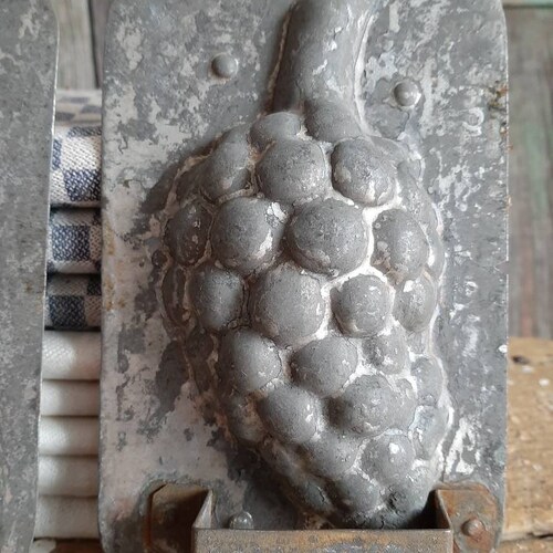 RARE!!! antique shops & extraordinary BAKING PAN GRAPES... antique farmhouse decoration*kitchen decoration*antique baking utensils