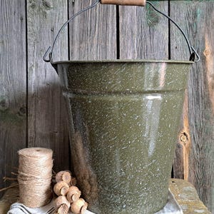 antique large enamel bucket*bucket*water bucket*kitchen bucket*garden bucket*vintage bucket