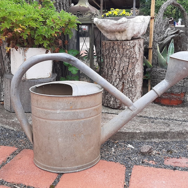 RARE! arrosoir antique et petit de 7,5 litres*arrosoir antique en zinc*arrosoir ancien*arrosoir ancien*petit arrosoir antique..décoration de jardin