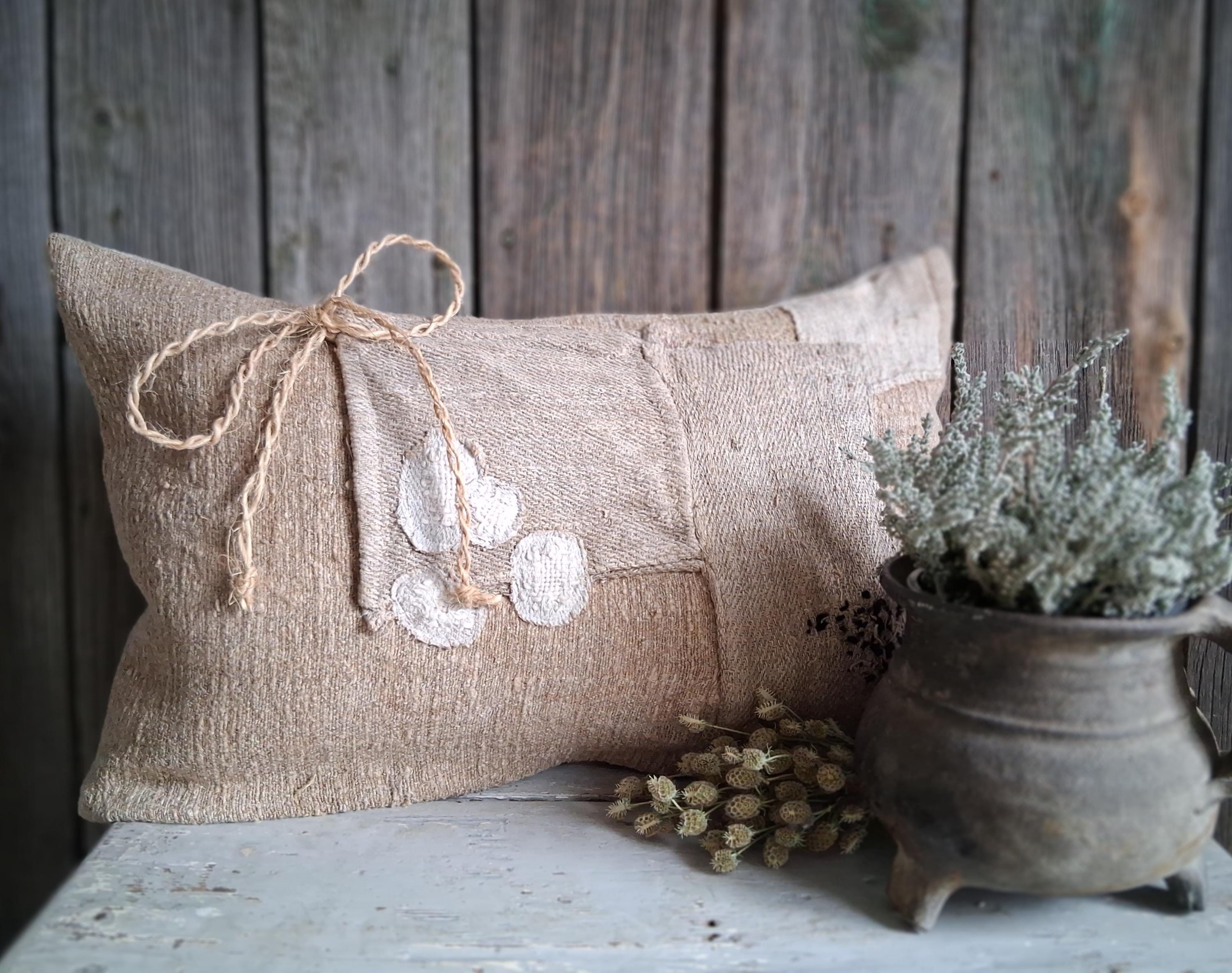 Petit coussin de porte en forme de coeur, tissu ancien brodé d'une couronne
